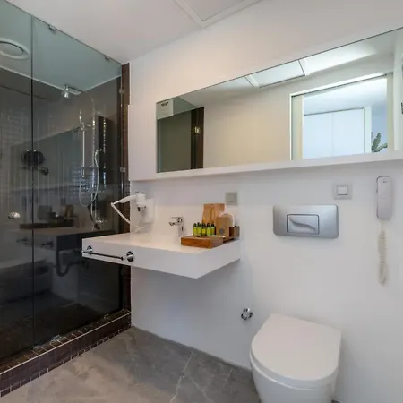 Nirvana Cosmopolitan - Convention&sports Center 5*