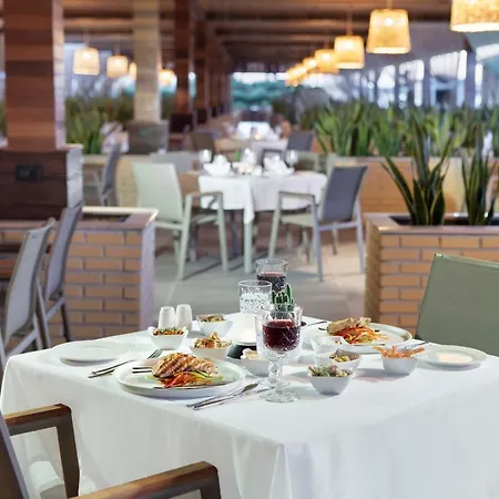 Nirvana Cosmopolitan - Convention & Sports Center Resort