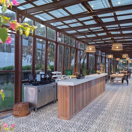 Nirvana Cosmopolitan - Convention & Sports Center Resort 5*