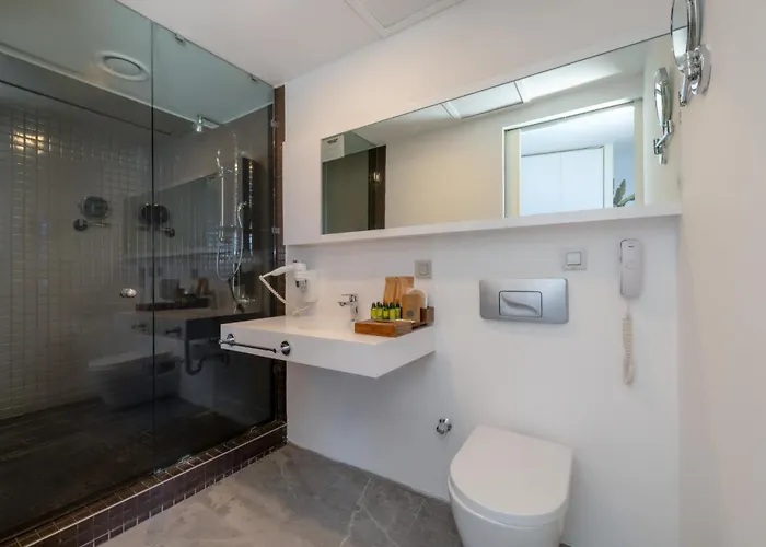 Nirvana Cosmopolitan - Convention & Sports Center 5*