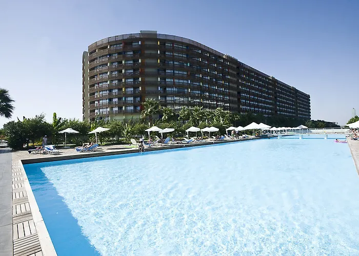 Üdülőközpont Nirvana Cosmopolitan - Convention & Sports Center 5*