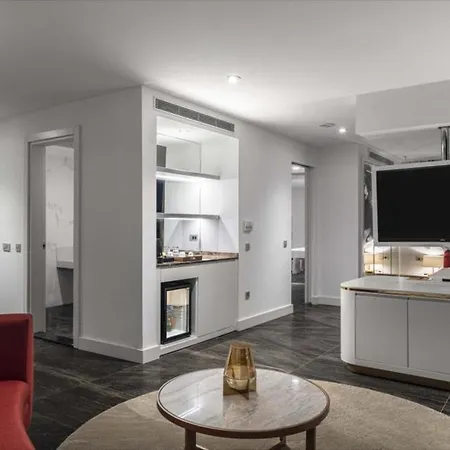 Nirvana Cosmopolitan - Convention & Sports Center 5*