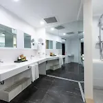 אתר נופש Nirvana Cosmopolitan - Convention & Sports Center 5*