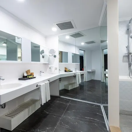 אתר נופש Nirvana Cosmopolitan - Convention & Sports Center 5*